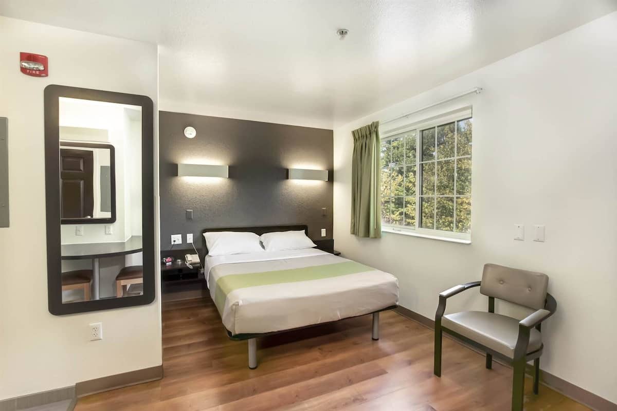 Skrivbord, strykjärn/strykbräda, sängkläder och väckarklockor