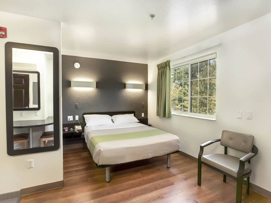 Escrivaninha, ferros/tábuas de passar roupa, roupa de cama