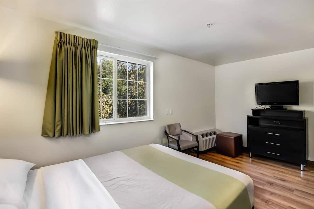 Skrivbord, strykjärn/strykbräda, sängkläder och väckarklockor