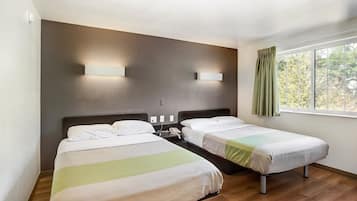 مكتب ومكواة/لوح كي وملاءات أسرّة ومُنبهات