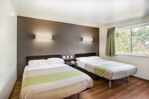 Bàn, bàn ủi/dụng cụ ủi quần áo, bộ trải giường, đồng hồ báo thức 