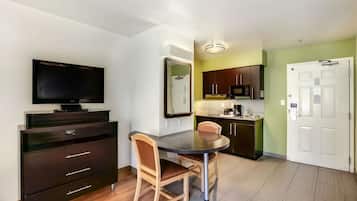 ثلاجة، ميكروويف، موقد طهي مسطح، ماكينة لصنع القهوة/الشاي