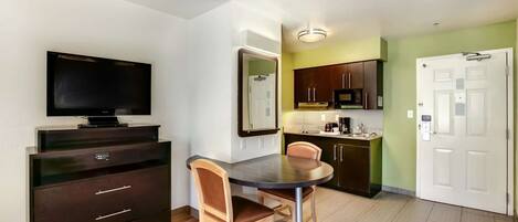 Kjøleskap, mikrobølgeovn, kokeplater og kaffetrakter/tekoker