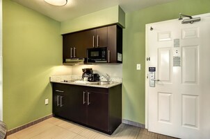 Geladeira, micro-ondas, cooktop, cafeteira/chaleira