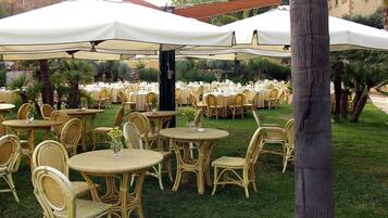 Breakfast, lunch, dinner served; Italian cuisine