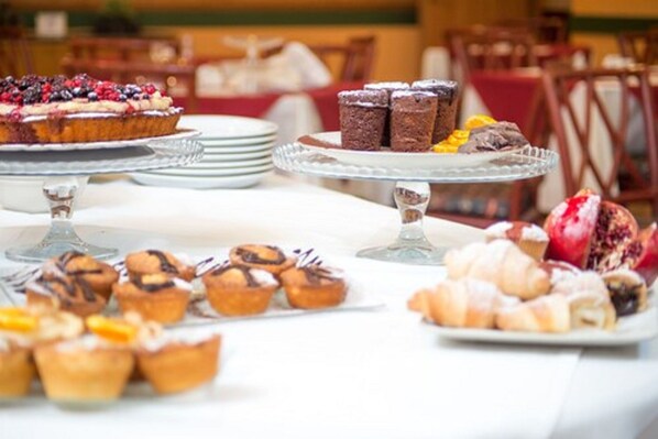 Free daily buffet breakfast  - Hotel Ognina Catania (Catania)