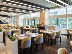 供应早餐和午餐