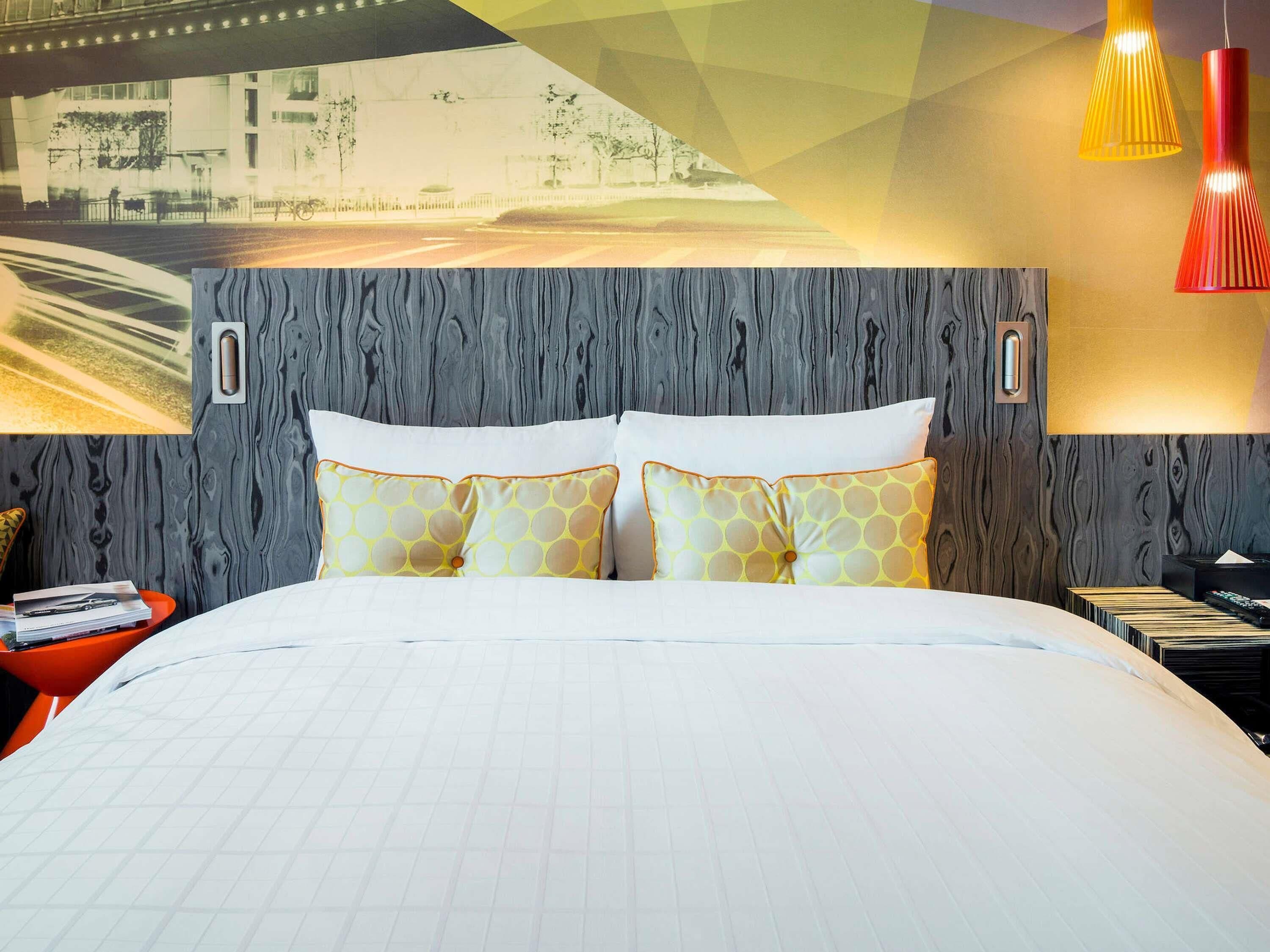 Luxe beddengoed, een minibar met enkele gratis items