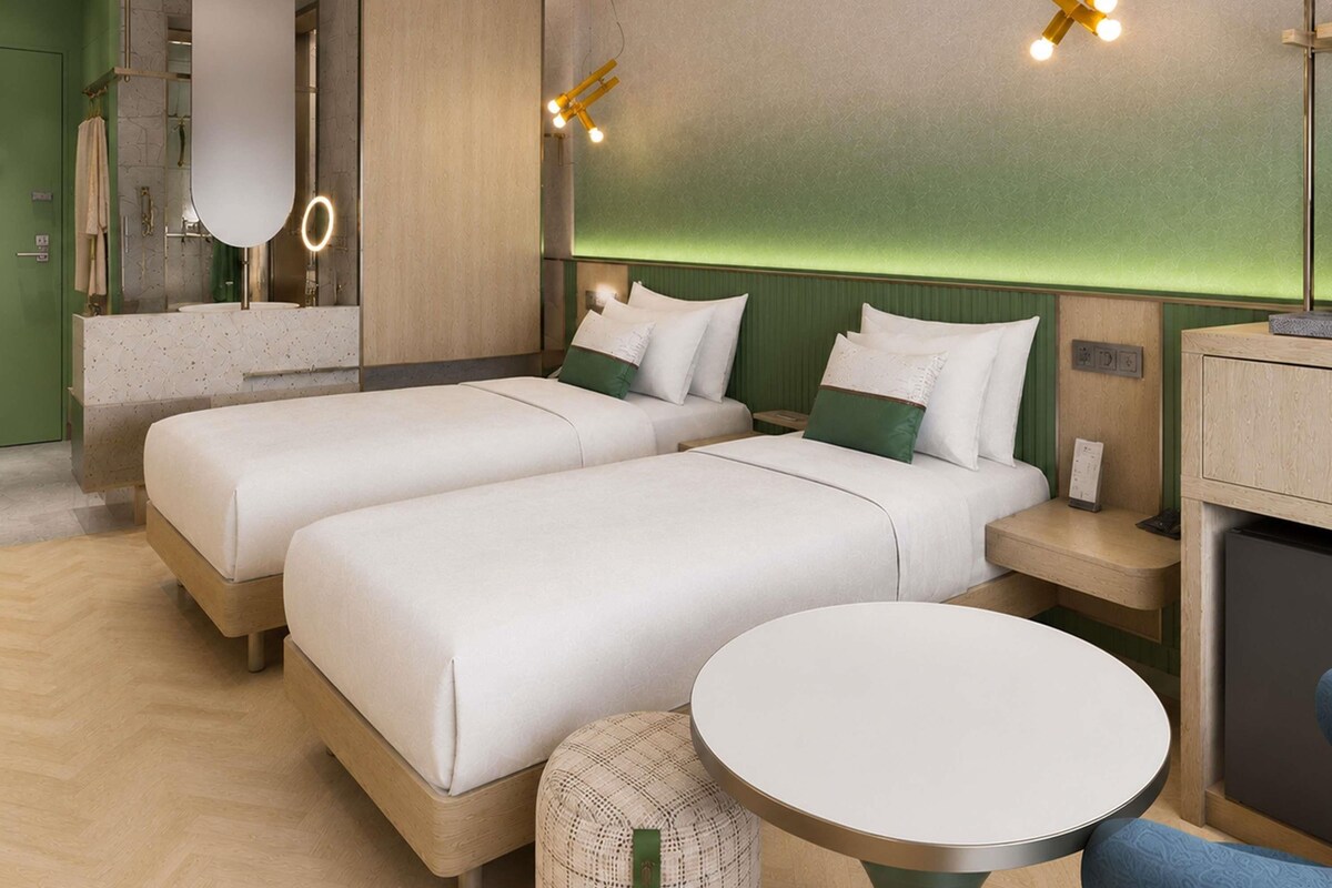 Premium Room, 2 Twin Beds | Premium bedding, minibar (some free items), in-room safe, desk