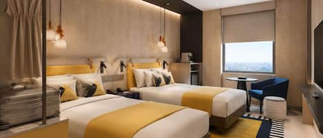 Ein modernes Hotelzimmer mit zwei Betten, einem Schreibtisch, einem Stuhl, einem kleinen Tisch und Blick auf die Stadt.