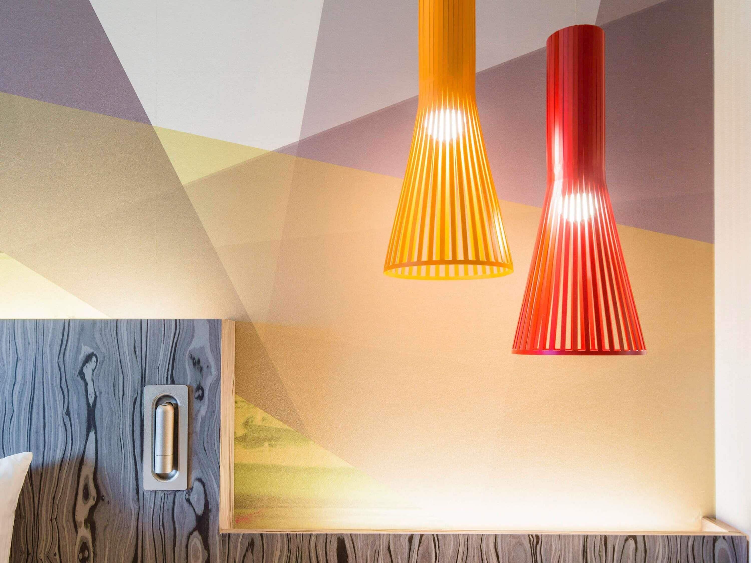 高級寢具、迷你吧贈品、房內夾萬、書桌