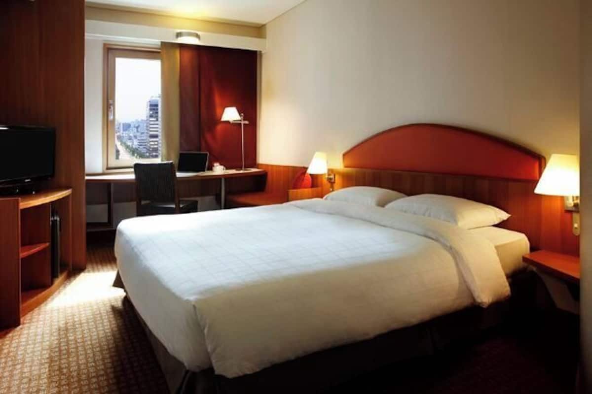 1 bedroom, premium bedding, free minibar items, in-room safe