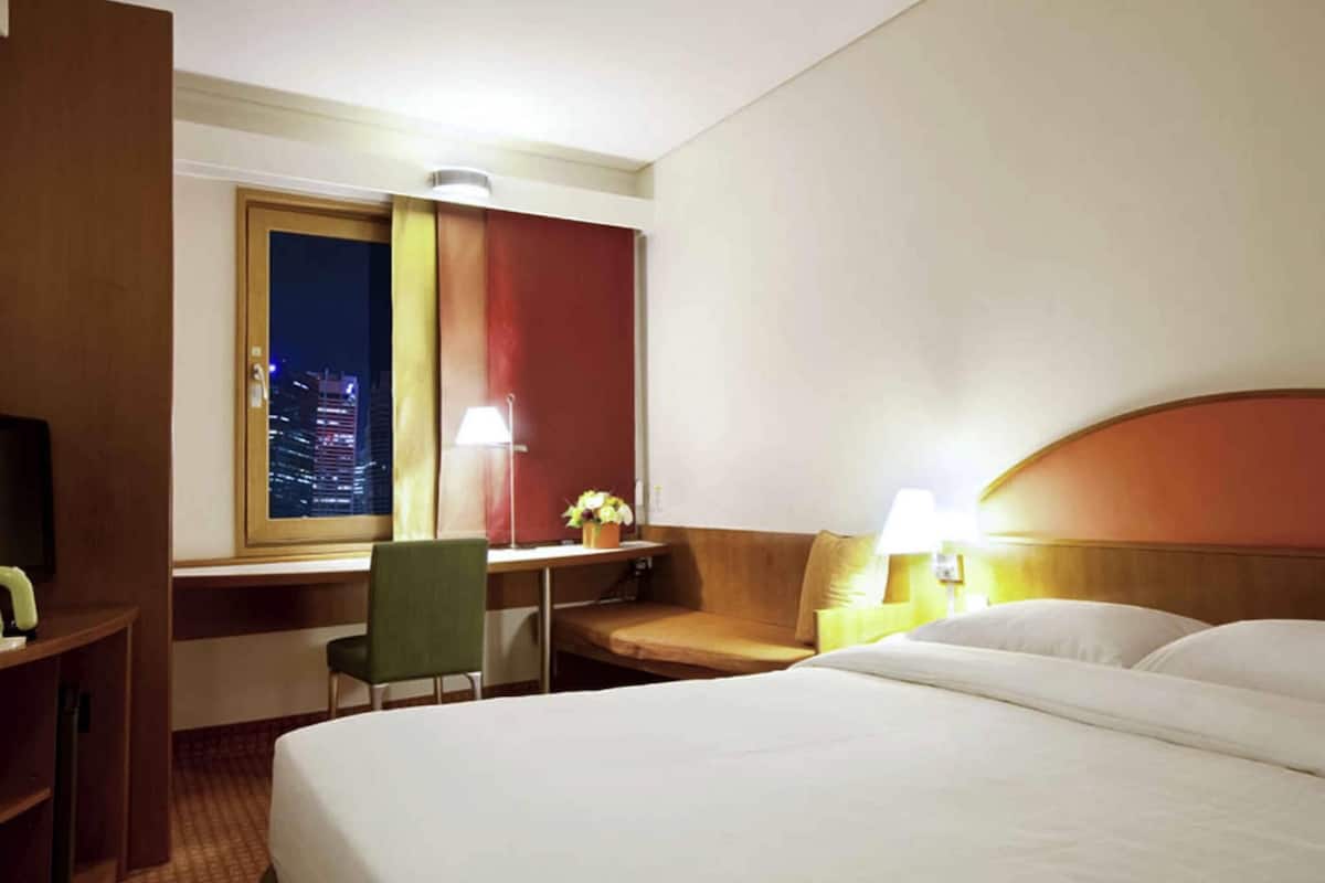 Standard Room, 1 Double Bed | Premium bedding, free minibar items, in-room safe, desk