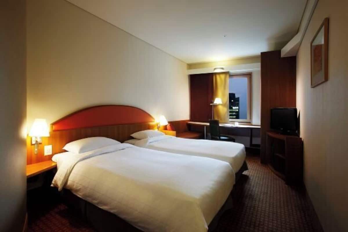 1 bedroom, premium bedding, free minibar items, in-room safe
