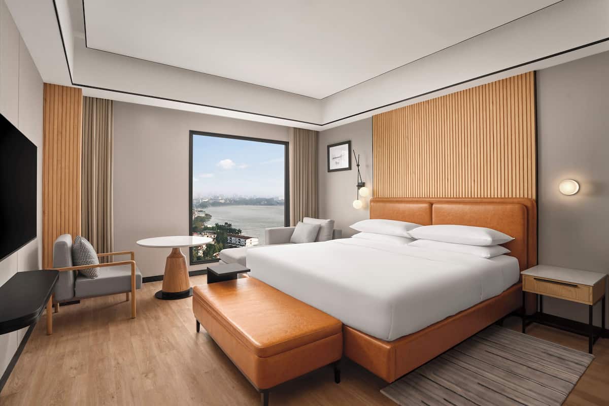 Club Room, 1 King Bed | Select Comfort beds, minibar, in-room safe, desk