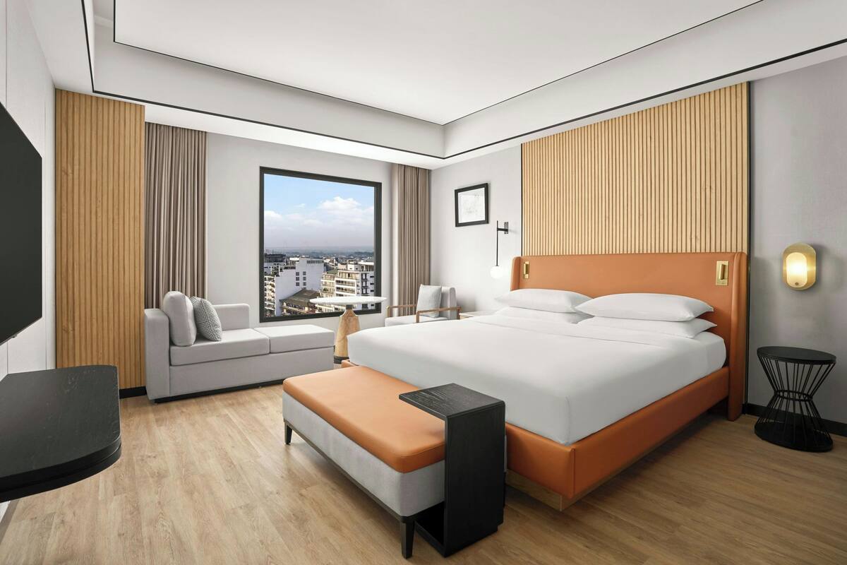 Kamer, 1 kingsize bed | Select Comfort-bedden, een minibar, een kluis op de kamer, een bureau