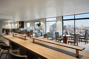 Club Room, 1 King Bed, Non Smoking | Lounge