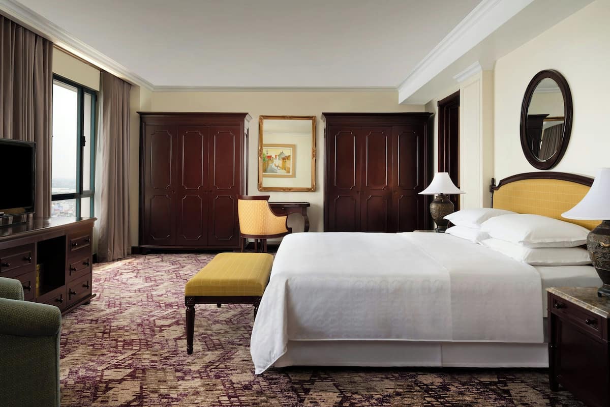 Club Suite, 1 Bedroom, Non Smoking | Select Comfort beds, minibar, in-room safe, desk