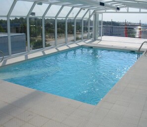 Piscina interna, piscina externa sazonal