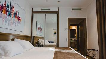 Junior suite | Een minibar, een kluis op de kamer, individueel gedecoreerd