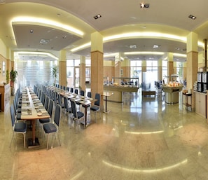 Café da manhã com buffet todos os dias (EUR 14.00 por pessoa)