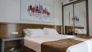 Junior Suite | Minibar, in-room safe, individually decorated, individually furnished