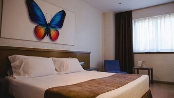 Single Room | Minibar, in-room safe, individually decorated, individually furnished