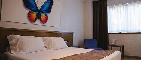 Single Room | Minibar, in-room safe, individually decorated, individually furnished