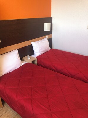 Habitación estándar, 2 camas individuales | Escritorio, cortinas opacas, sistema de insonorización y wifi gratis