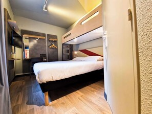 Habitación triple, varias camas | Sistema de insonorización, cunas gratuitas, wifi gratis y ropa de cama