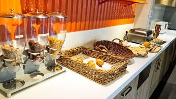 Dagelijks ontbijtbuffet (EUR 6.6 per persoon)