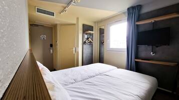 Standard Room, 2 Twin Beds | Soundproofing, free cribs/infant beds, free WiFi, bed sheets