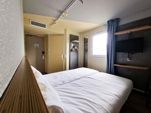 Standard Room, 2 Twin Beds | Soundproofing, free cribs/infant beds, free WiFi, bed sheets - ibis budget Lille Marcq-en-Baroeul (Marcq-en-Baroeul)