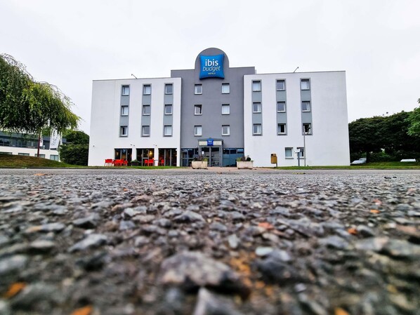 A modern hotel with a flat roof, multiple windows, and a blue sign indicating it's an ibis budget hotel. - ibis budget Lille Marcq-en-Baroeul (Marcq-en-Baroeul)