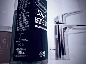 Habitación doble | Baño | Ducha, artículos de higiene personal ecológicos y toallas