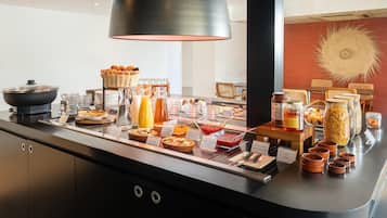 Mostrador de buffet con diversos alimentos y condimentos.