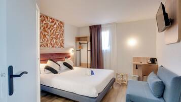 Standard Room, 1 Queen Bed, Non Smoking (with Single Sofabed)