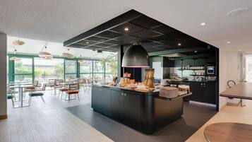 Petit déjeuner buffet (12 EUR par personne)