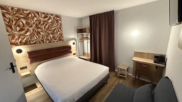 Habitación estándar, 1 cama de matrimonio, no fumadores (with Single Sofabed) | Ropa de cama de alta calidad, colchones Select Comfort, escritorio