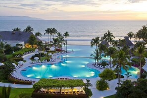 3 outdoor pools, pool umbrellas, pool loungers
