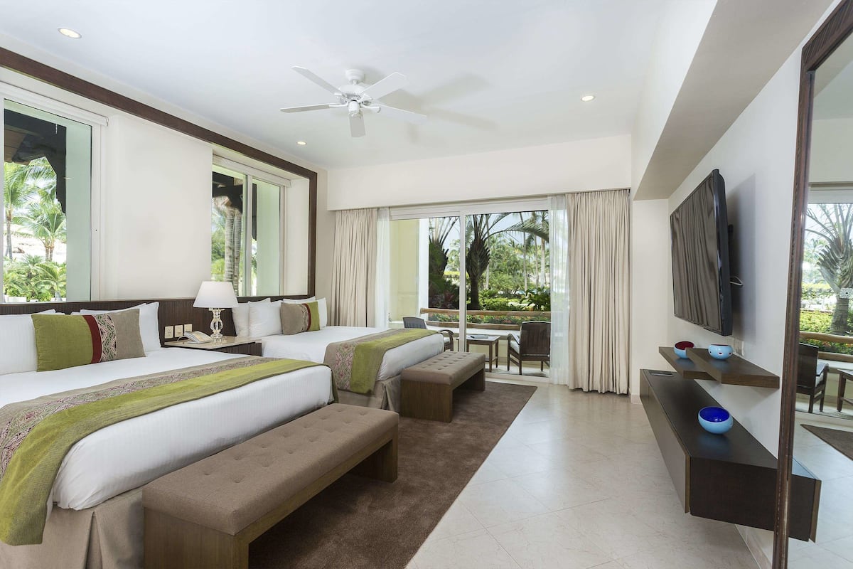 1 bedroom, premium bedding, down comforters, minibar