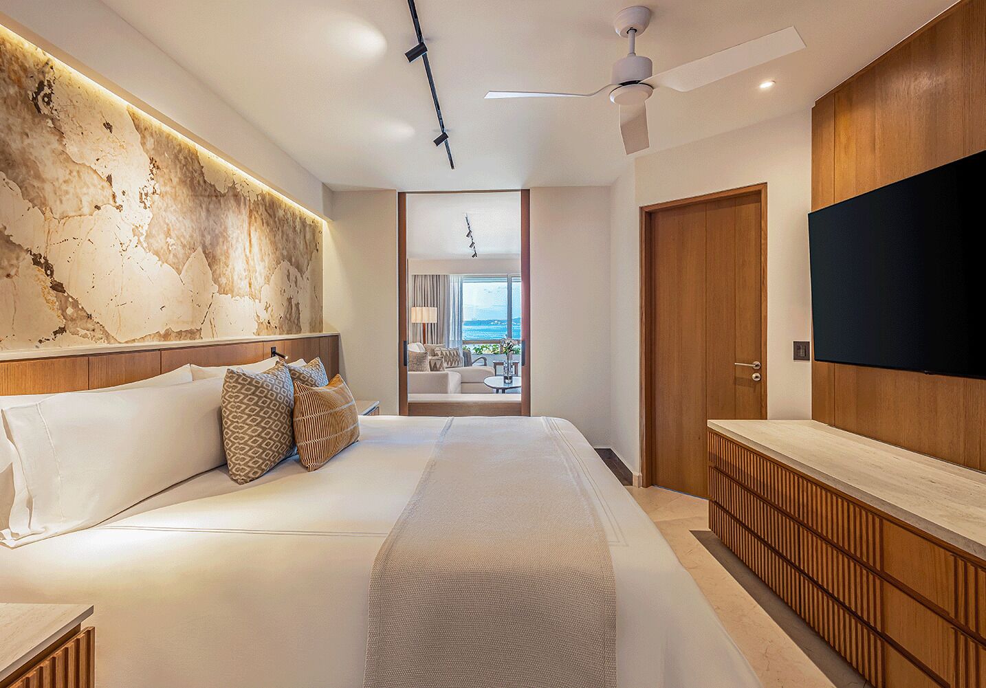 Ropa de cama de alta calidad, edredón y minibar 