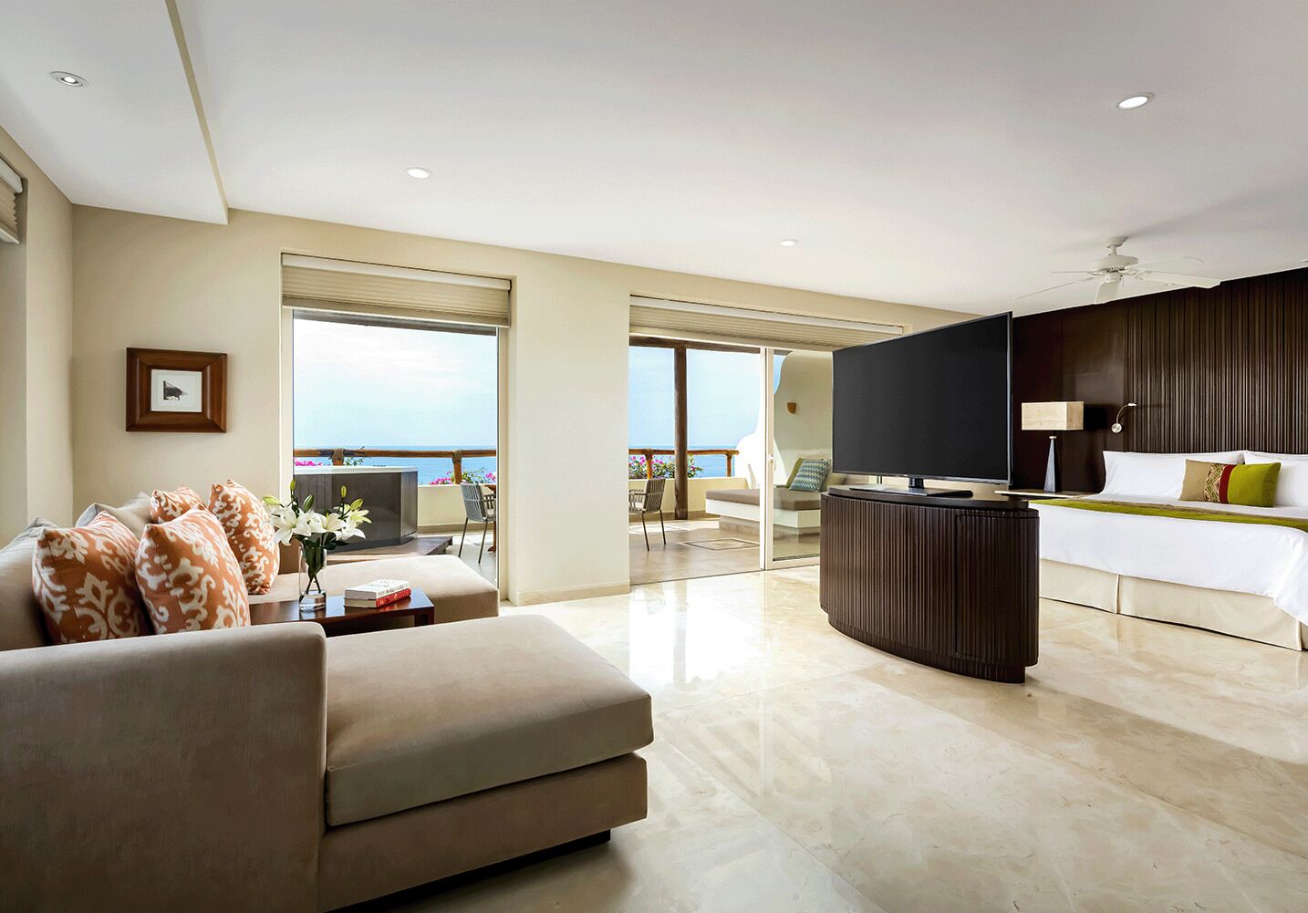 Grand Class Suite | Ropa de cama de alta calidad, edredón y minibar 