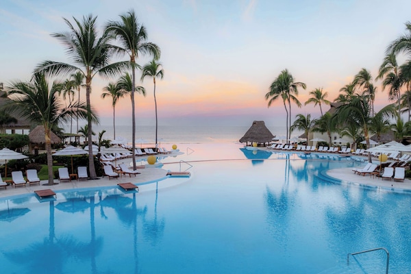 3 outdoor pools, pool umbrellas, sun loungers