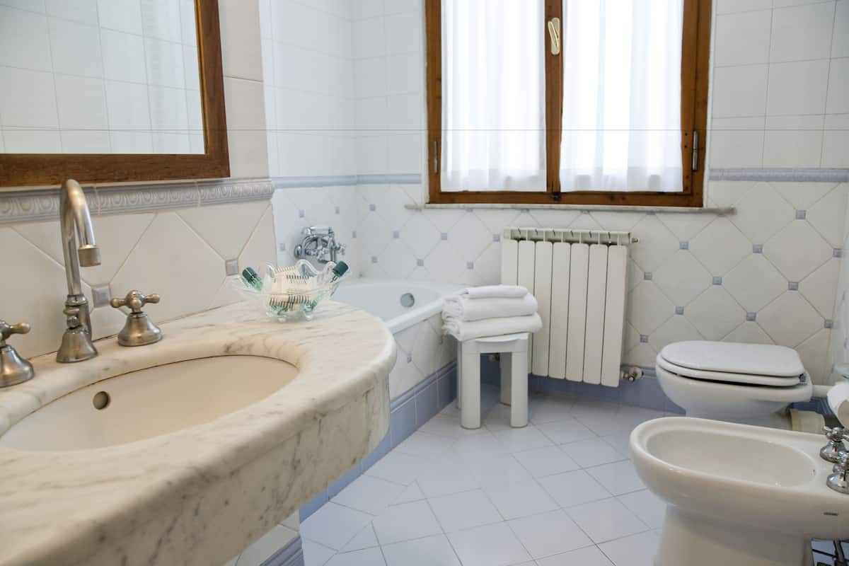 family quadruple room | bathroom | free toiletries, hair dryer, bidet, towels