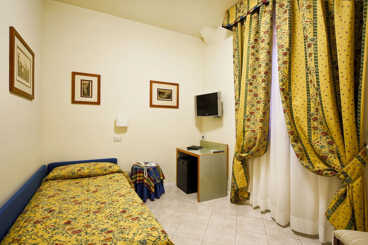 Eenpersoonskamer | Luxe beddengoed, een minibar, een kluis op de kamer, een bureau