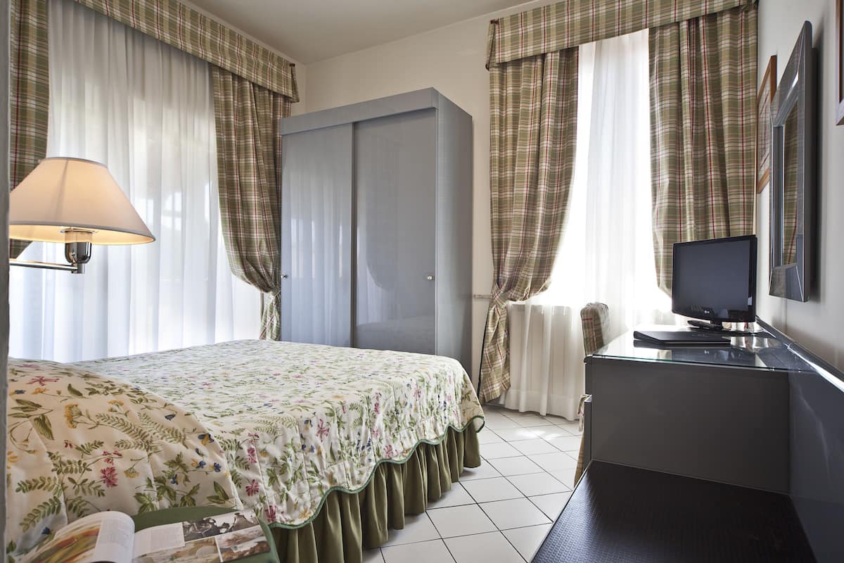 Luxe beddengoed, een minibar, een kluis op de kamer, een bureau