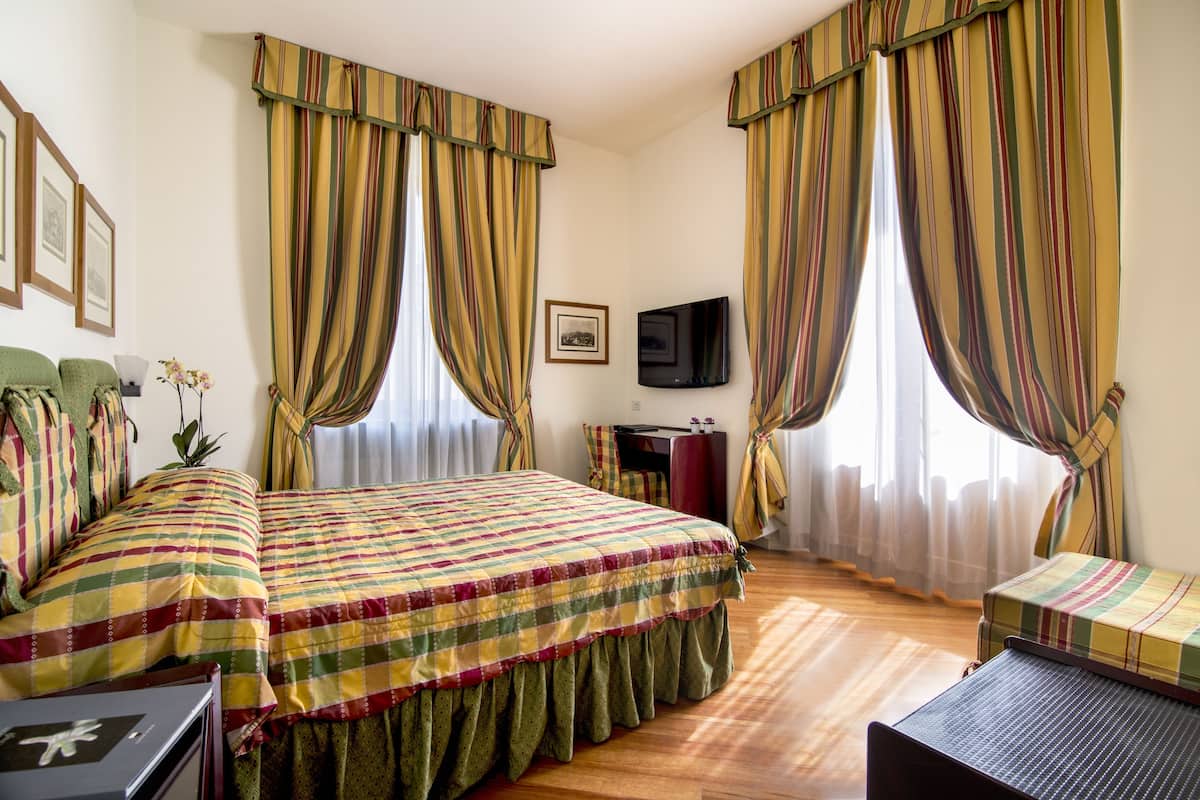 Luxe beddengoed, een minibar, een kluis op de kamer, een bureau