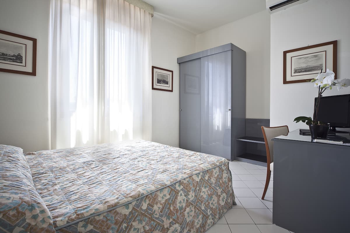 Luxe beddengoed, een minibar, een kluis op de kamer, een bureau