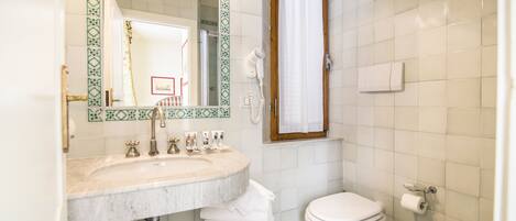 Ein Badezimmer mit Waschbecken, Toilette und Bidet.